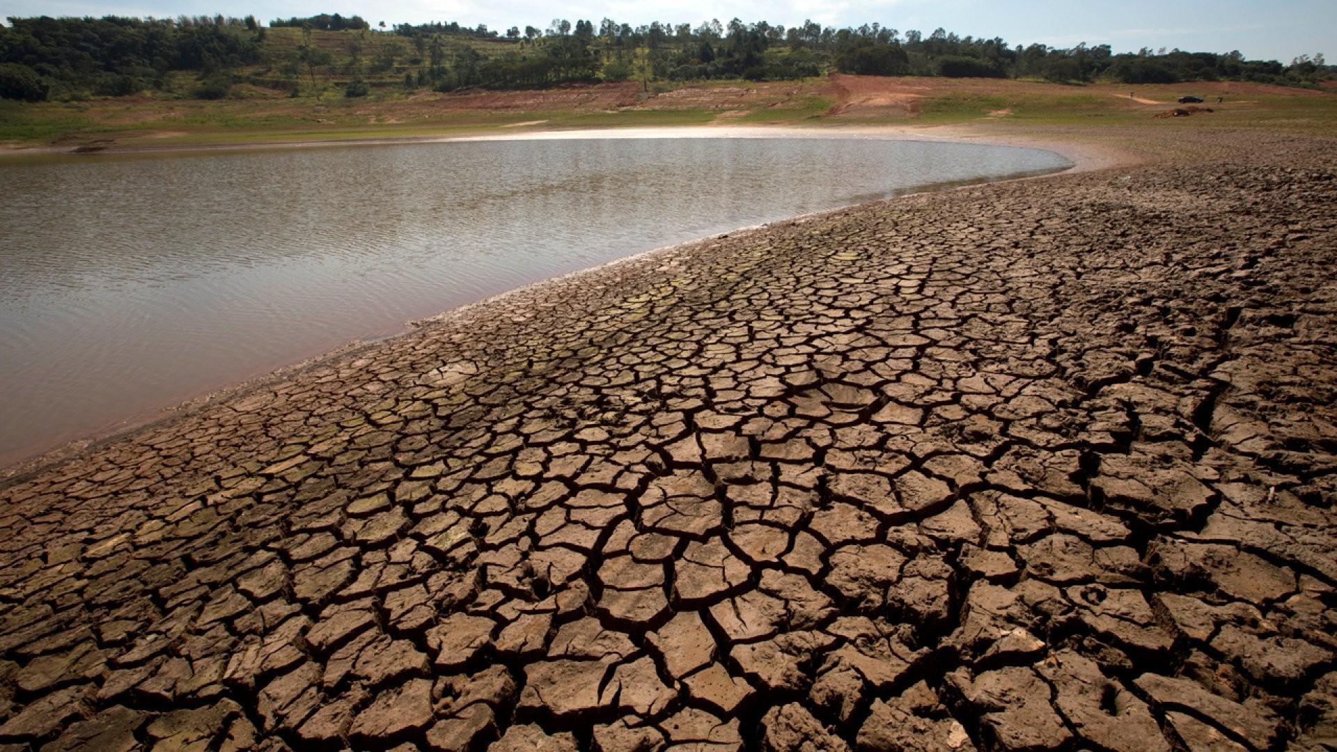 Проблема загрязнения природных ресурсов. Опустынивание земель в Бразилии. Пересохший водоем. Высохшие реки и озера. Осушение рек.