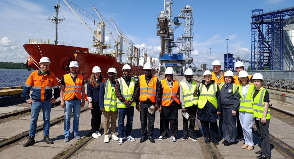 Делегация из Гвинеи посетила лабораторию Санкт-Петербургского филиала ЦОК АПК в порту Высоцкий